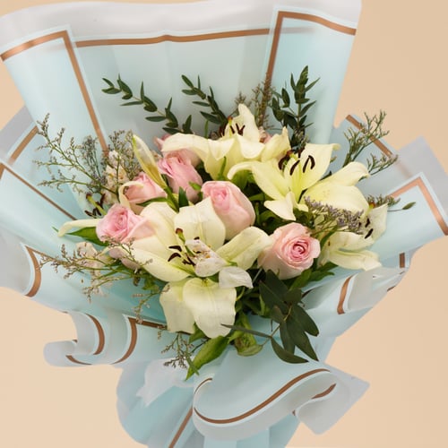 زهور النجاح – باقة ورد فخمة من زنابق كازابلانكا وا...