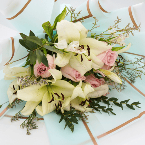 زهور النجاح – باقة ورد فخمة من زنابق كازابلانكا وا...