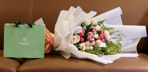 ابتسامة مشرقة باقة ورد مع شوكولاتة باتشي او فيريرو