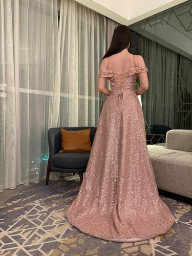 فستان سهرة فاخر بترتر لامع - قصة الأكتاف المكشوفة