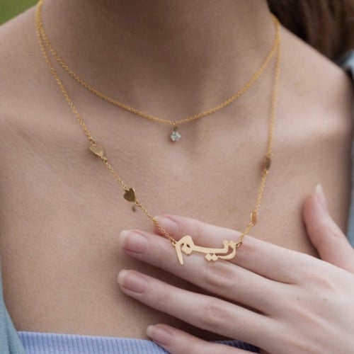 سلسال رقبة بتصميم سلسالين ممتزج بقلوب يساور عنقها...