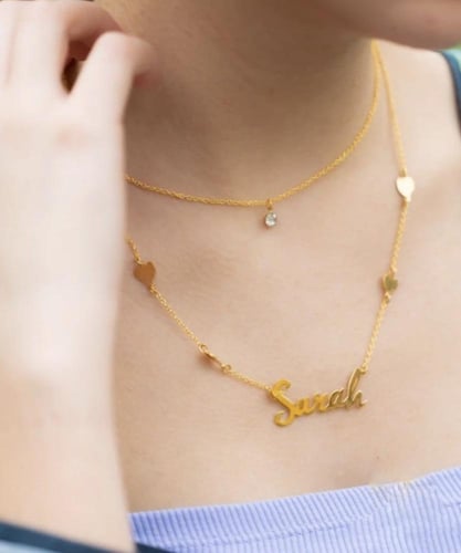 سلسال رقبة بتصميم سلسالين ممتزج بقلوب يساور عنقها...