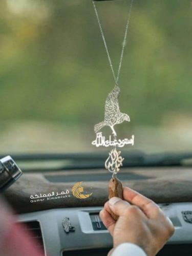 تعليقه الصقر مطلي بي الذهب