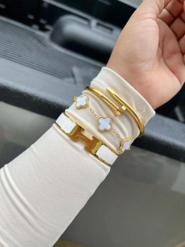 تنسيق راقٍي لمجموعة أساور