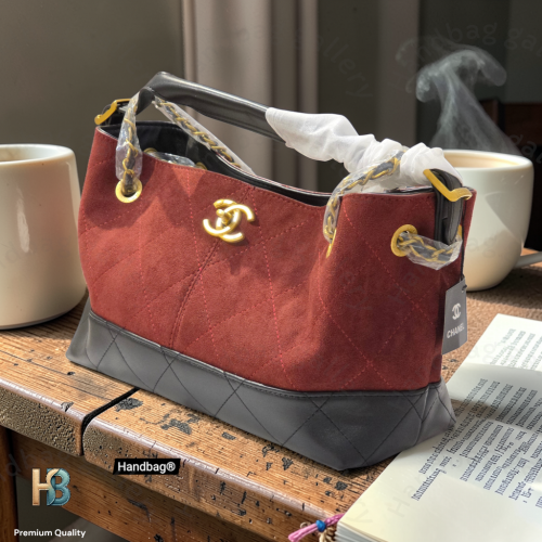 شنطة جلد شانيل لارج هوبو عنابي وسط