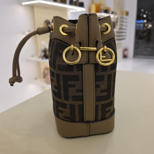 شنطة فيندي وسط دلو براون