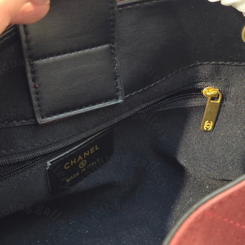 شنطة جلد شانيل لارج هوبو عنابي وسط