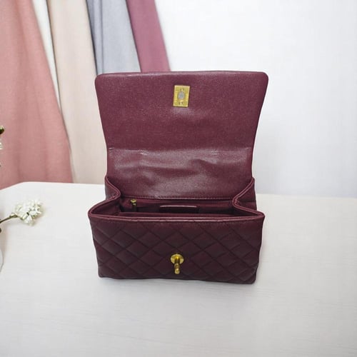 شنطة شانيل وسط جلد احمر غامق مطفي