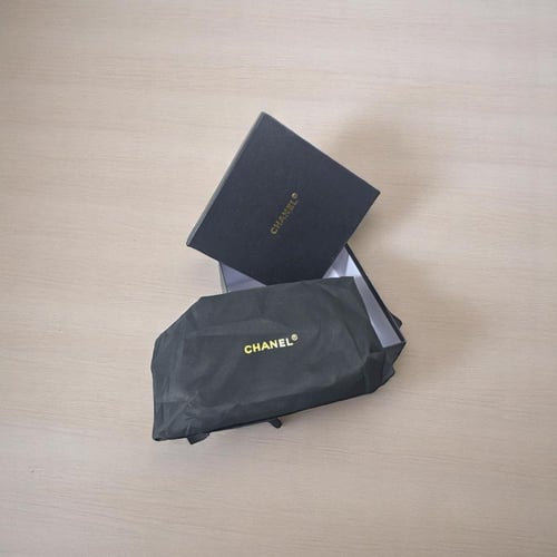 شنطة شانيل وسط جلد اسود مطفي لوقو فضي