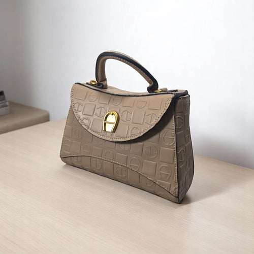 شنطة Aigner وسط بيج سيكوير