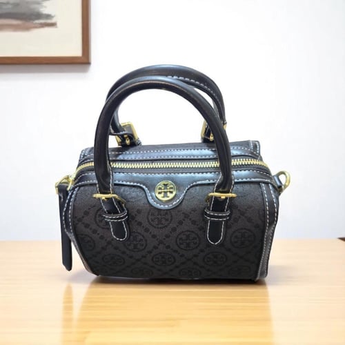 حقيبة برميل تي مونوغرام بلاك