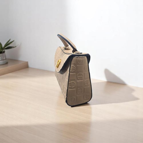 شنطة Aigner وسط بيج سيكوير