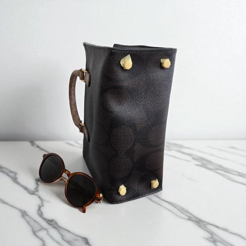 حقيبة كوتش وسط سقنتشر بني غامق