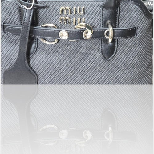 حقيبة ميو - موديل حديث مع لوقو علاق لون أسود