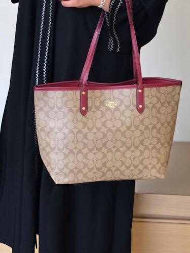 كوتش توت باق كبير كلاسيك علاق عنابي