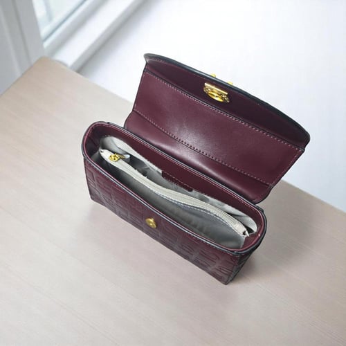 شنطة Aigner وسط عنابي سيكوير