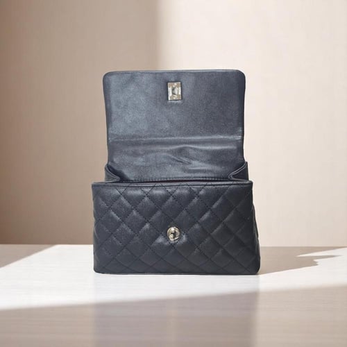 شنطة شانيل وسط جلد اسود مطفي لوقو فضي