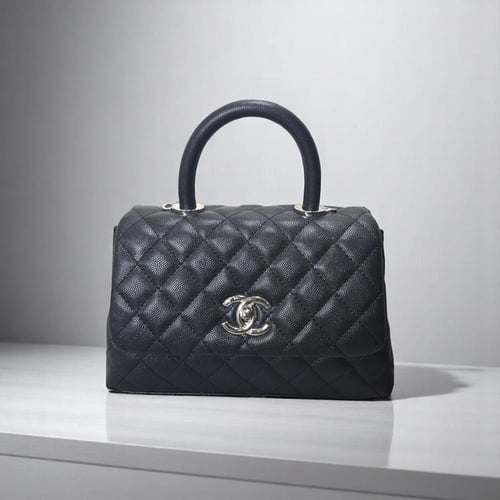 شنطة شانيل وسط جلد اسود مطفي لوقو فضي