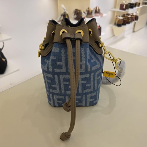 شنطة فيندي وسط دلو بلو