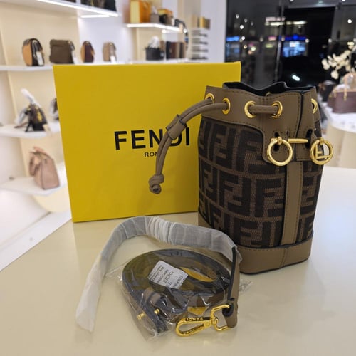 شنطة فيندي وسط دلو براون