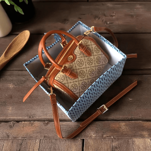 حقيبة برميل تي مونوغرام براون