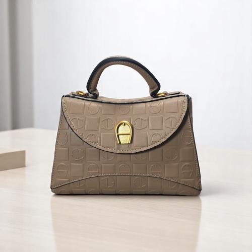 شنطة Aigner وسط بيج سيكوير