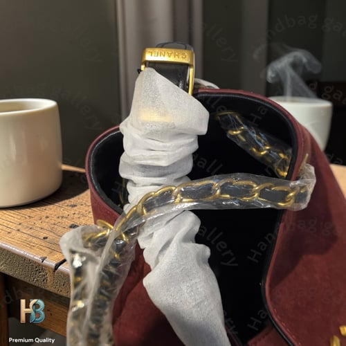 شنطة جلد شانيل لارج هوبو عنابي وسط