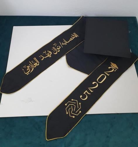 وشاح تخرج لون اسود مخمل مع قبعه اسود 2025