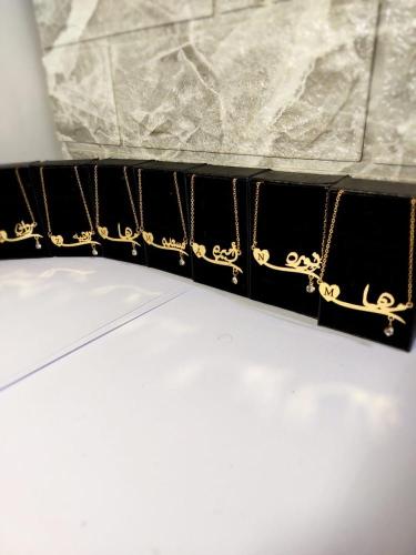 سلسال بالاسم مع حرف مطلي بالذهب