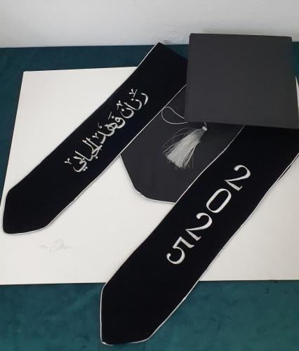 وشاح تخرج لون اسود مع قبعه اسود 2025