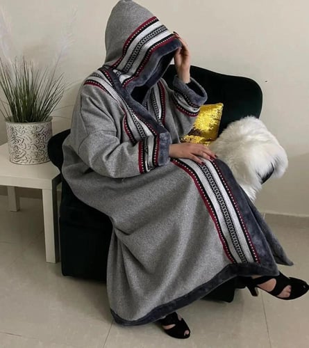 فروه نسائي مطرزه بالسدو الوان متعددة