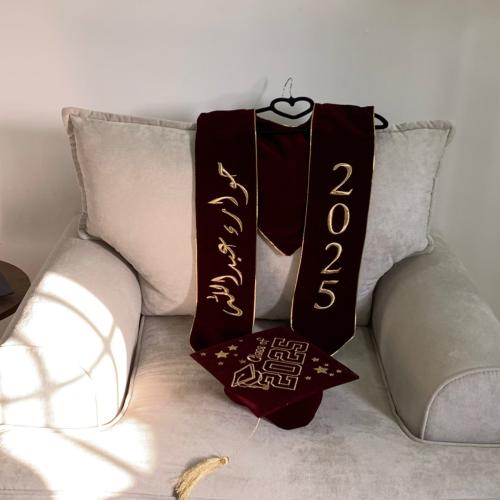 وشاح تخرج لون اسود مخمل مع قبعه اسود 2025