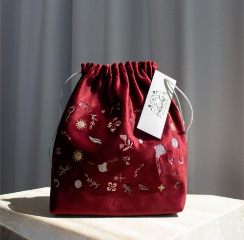 حقيبة صغيرة مخملية لون أحمر عنابي بدون منتجات