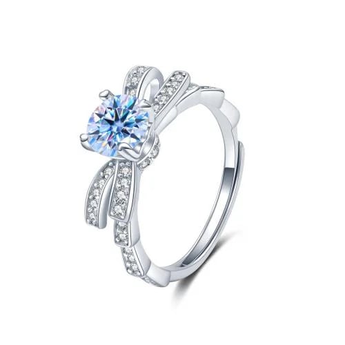 Silver ring with moissanite stone in the middle surrounded by a blue frame 1 carat
