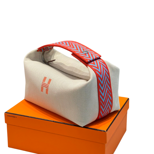 حقيبة Bride-a-Brac – قماش سكري مع حزام برتقالي وأز...