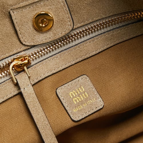 حقيبة Miu Miu Arcadie – بيج بنقشة ماتلاسي