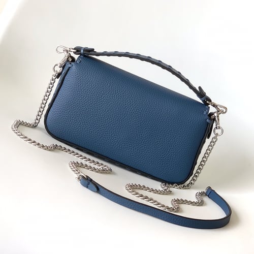 حقيبة Fendi Baguette – اللون الأزرق النيلي