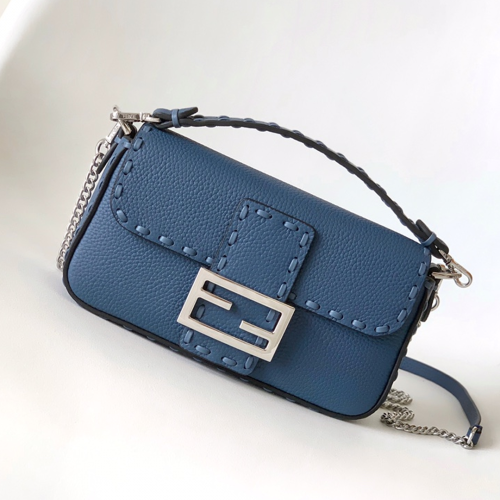 حقيبة Fendi Baguette – اللون الأزرق النيلي