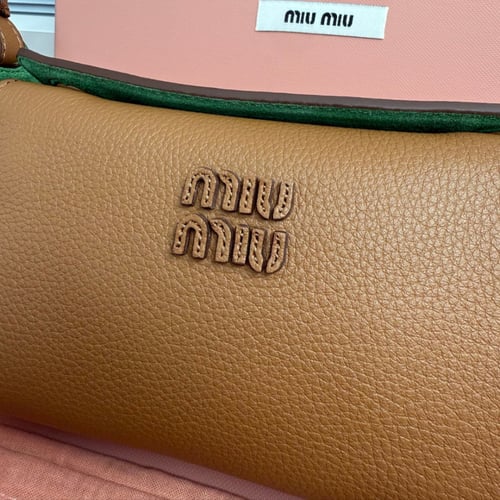 شنط ماركة ميو ميو ماستر لون كراميل