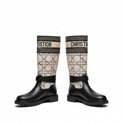 Dior بوت نسائي فاخر بنقشة مونوغرام وتصميم شتوي ممي...