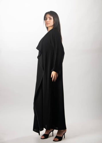 عباية سوداء ملكية من "لاميه" – بقصة "البشت" والدرا...