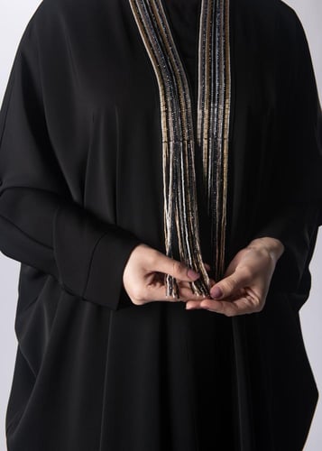 عباية سوداء ملكية من "لاميه" – بتصميم "شلال الذهب...