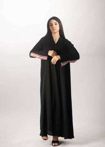 عباية سوداء ملكية من "لاميه" – بتطريز "الأساور الم...