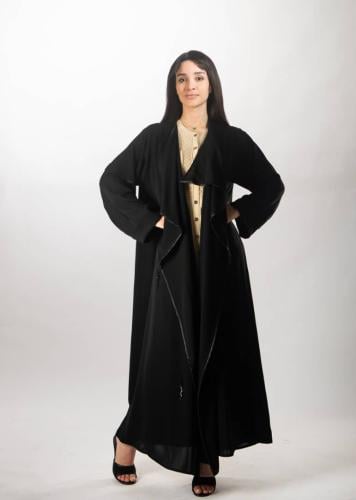 عباية سوداء ملكية من "لاميه" – بقصة "البشت" والدرا...