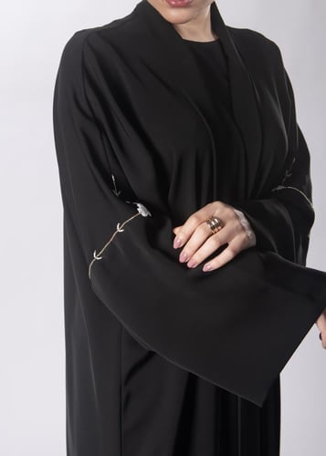 عباية "أصالة" من "لاميه" – بتطريز هندسي أزرق وقصة...