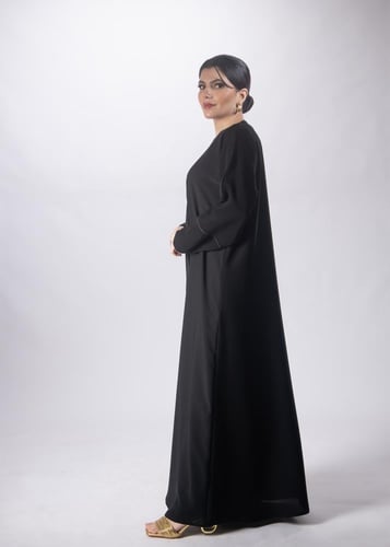 عباية "السمو" السوداء من "لاميه" – بتفاصيل هندسية...