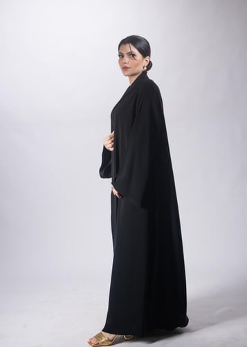 عباية "نقوش الشمس" من لاميه – بتصميم الياقة المرتف...