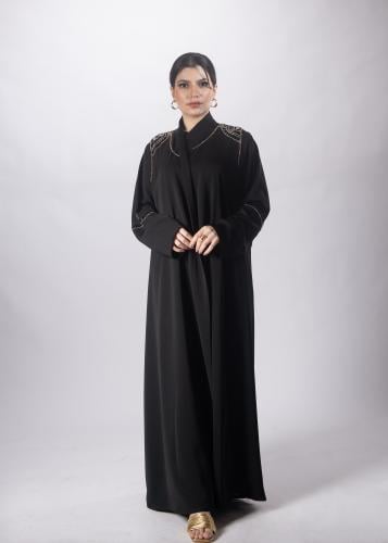 عباية "نيلا" من "لاميه" – بتطريز هندسي أزرق وتفاصي...