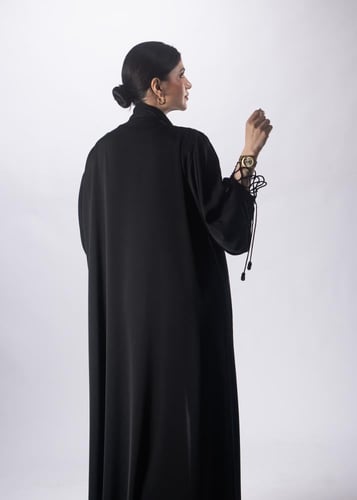 عباية سوداء أنيقة من "لاميه" – بتصميم "وشاح الهيبة...