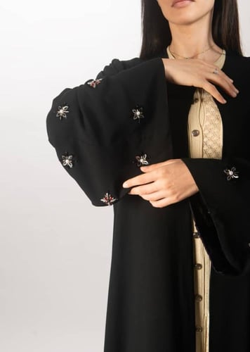 عباية بيج واسود ناعمة من لاميه – قماش ياباني بتطري...